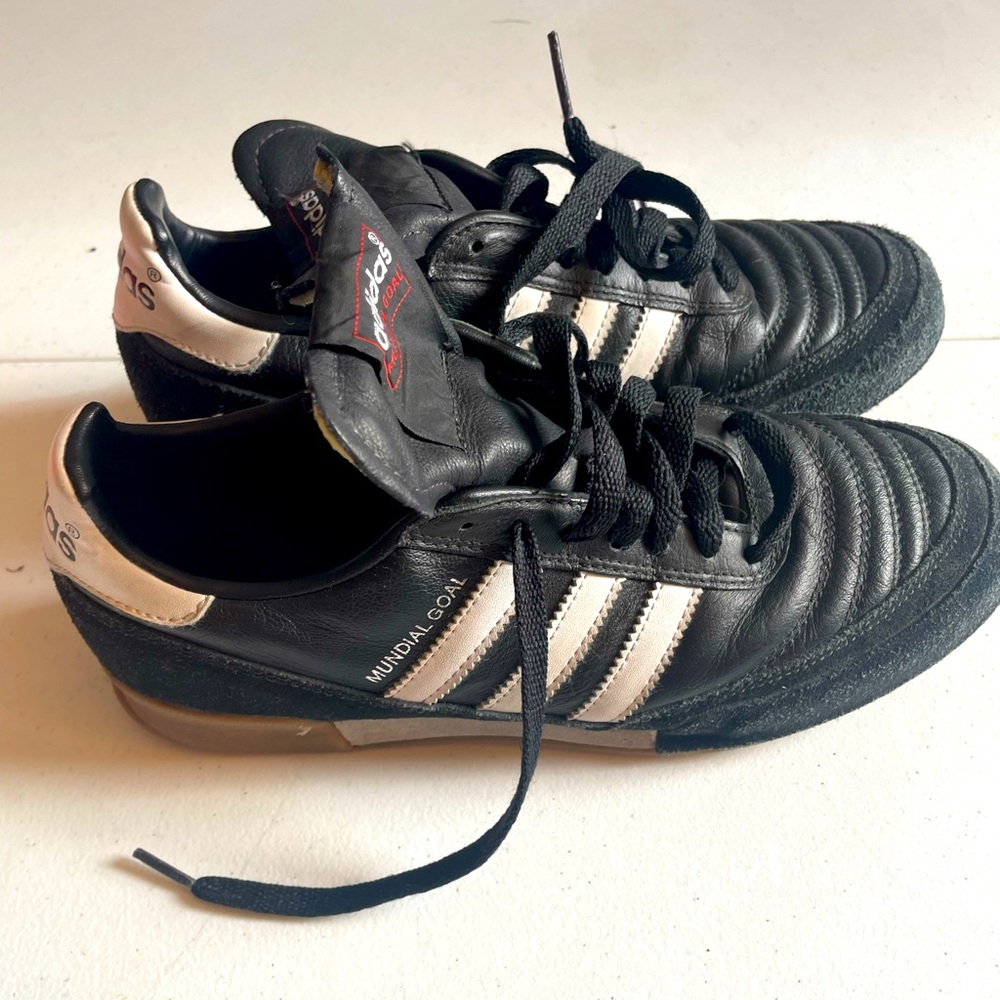adidas Mundial Goal Indoor Soccer Shoe
Black/White size 6